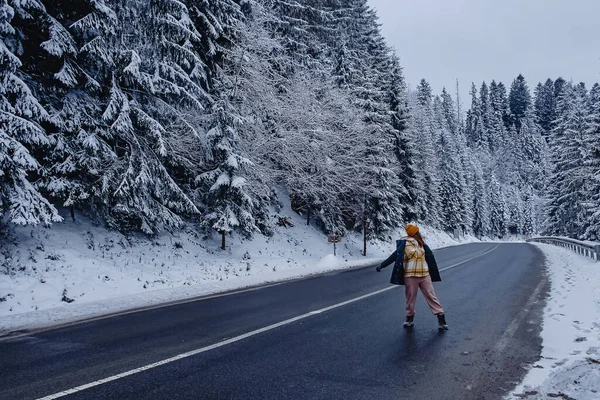 Mladá Žena Prázdné Cestě Horským Lesem Borovicemi Pokrytými Sněhem — Stock fotografie