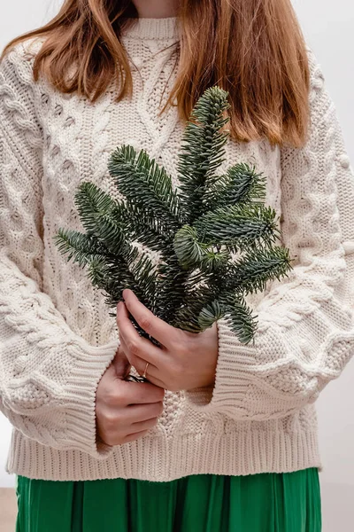 Une Femme Méconnaissable Dans Pull Tricoté Tient Bouquet Noël Branches — Photo