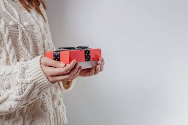 Kadın eli hediye kutusunu yakından tutuyor. Noel hediyesi.