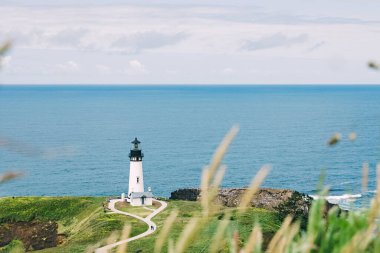 Okyanus kıyısındaki deniz feneri. Yaquina Head, Oregon, ABD