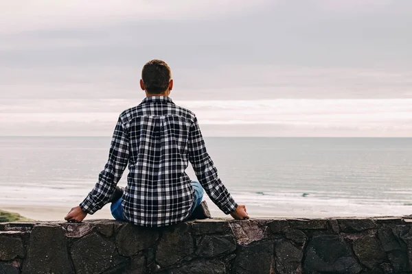 Man Meditation Pose Looking Calm Ocean View Back — ストック写真