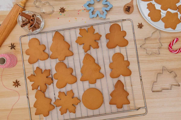 Just Baked Traditional Christmas Gingerbread Cookies Tray Top View —  Fotos de Stock