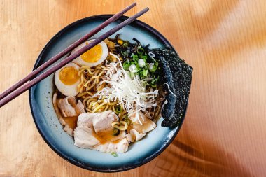 Domuz eti, yumurta ve soğanlı lezzetli ramen.