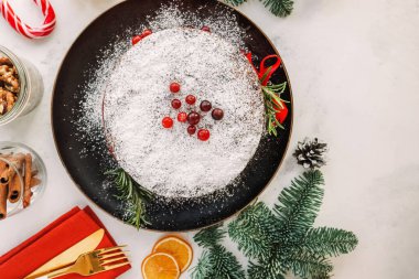 Noel meyveli kek ve köknar dallı şenlik kompozisyonu, üst manzara