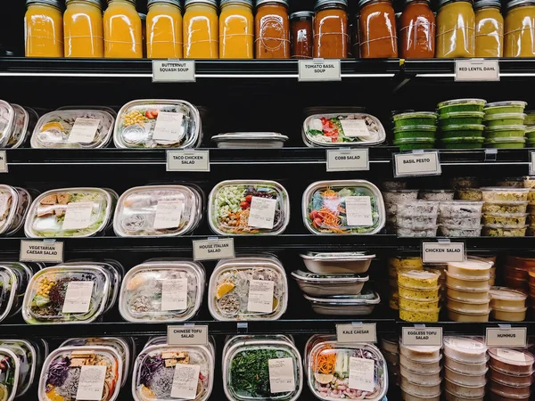 Полки Различными Салатами Органическом Продуктовом Магазине Выбор Здоровой Пищи — стоковое фото