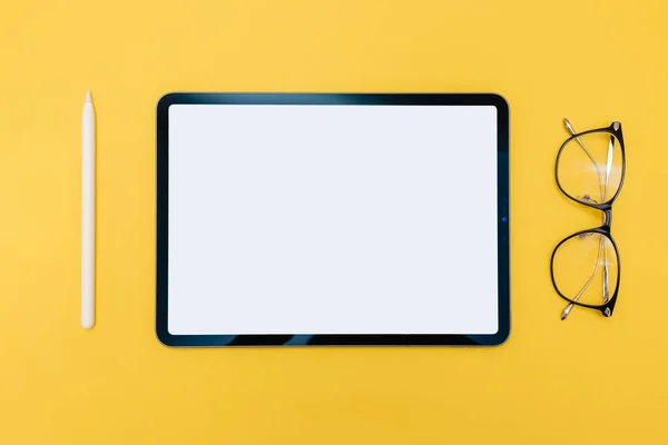 Mock Tablet Fundo Amarelo Brilhante Vista Superior — Fotografia de Stock