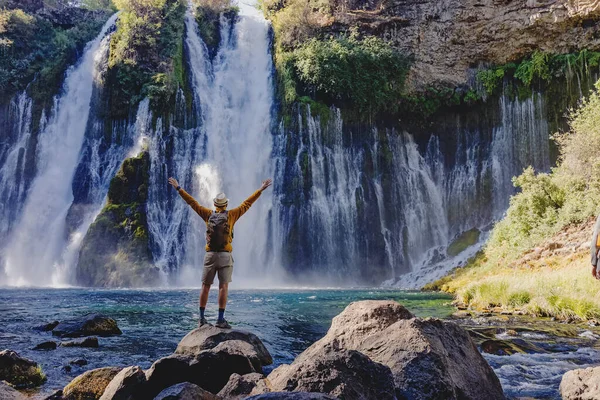 Turista Com Mãos Levantadas Com Uma Vista Sobre Bela Cachoeira — Fotografia de Stock