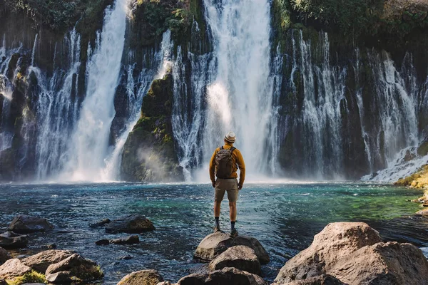 Homem Viajante Olhando Para Bela Cachoeira Vista Parte Trás — Fotografia de Stock