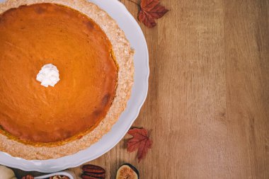 Şükran Günü düz kompozisyon ve metin için yer. Tahta masadaki balkabağı turtası, üst manzara.