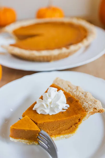 Traditionele Herfst Pompoentaart Met Slagroom Plaat Close Thanksgiving Dessert — Stockfoto