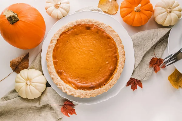 Cibo Tradizionale Autunnale Torta Zucca Zucche Colorate Sul Tavolo Bianco — Foto Stock