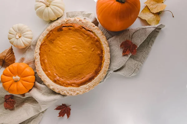 Nourriture Traditionnelle Automne Tarte Aux Citrouilles Citrouilles Colorées Sur Table — Photo