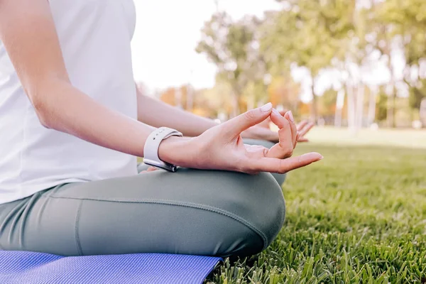 Närbild Kvinnans Händer Lotusposen Yoga Utomhus Mindfulness Hälsosam Livsstil — Stockfoto