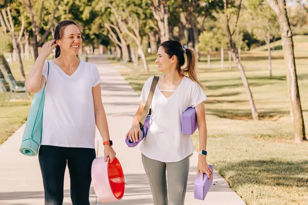 Twee Lachende Jonge Vrouwen Die Het Park Lopen Buiten Gaan — Stockfoto