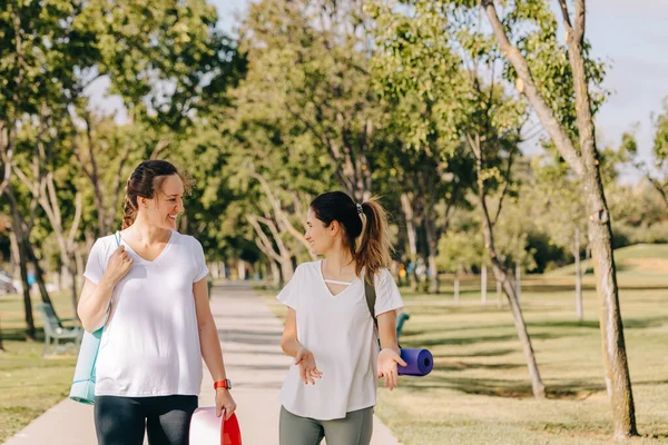 Twee Lachende Jonge Vrouwen Die Het Park Lopen Buiten Gaan — Stockfoto