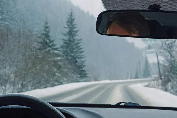Przejazd Przez Zimowy Las Śnieżny Widok Strony Kierowcy — Zdjęcie stockowe