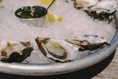 Tepside nefis taze istiridyeler var. Deniz ürünleri yemeği.