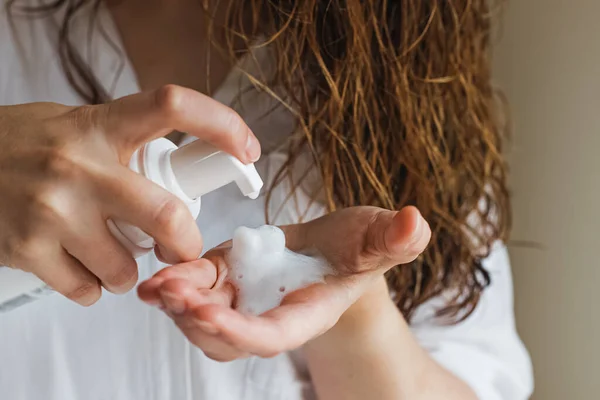 Mano Mujer Cerca Con Estilo Espuma Blanca Aplicar Mousse Para — Foto de Stock