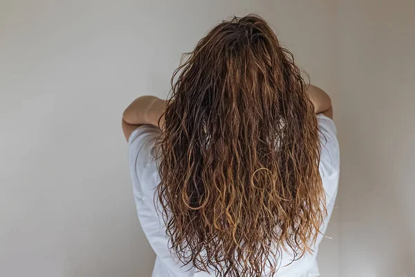 Mulher Morena Tocando Cabelo Ondulado Longo Vista Das Costas Estilo — Fotografia de Stock