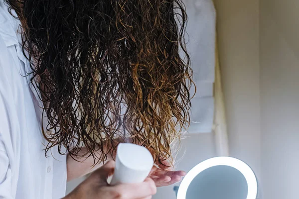 Жінка Обприскує Волосся Водою Щоб Сформувати Завитки Застосування Фігурного Методу — стокове фото