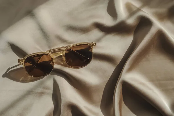 Berambut Cokelat Terang Kacamata Hitam Bawah Sinar Matahari Alami — Stok Foto