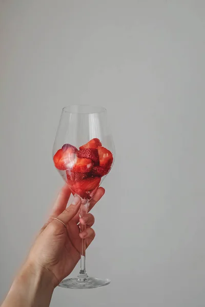 Feminine Hand Holding Wine Glass Fresh Strawberries White Wall — Stock Photo, Image