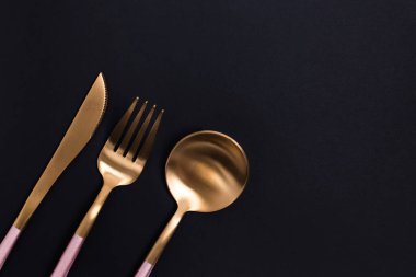 Siyah arkaplanda şık çatal bıçak takımı, boşluğu kopyala