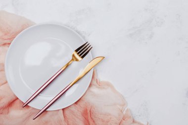 Boş beyaz tabak ve modern şık sofra beyaz mermer masa, üst görünüm