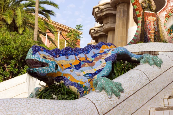 Sculptuur van een draak in park guell in barcelona — Stockfoto