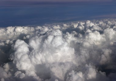 bir gökyüzünde bulutlar