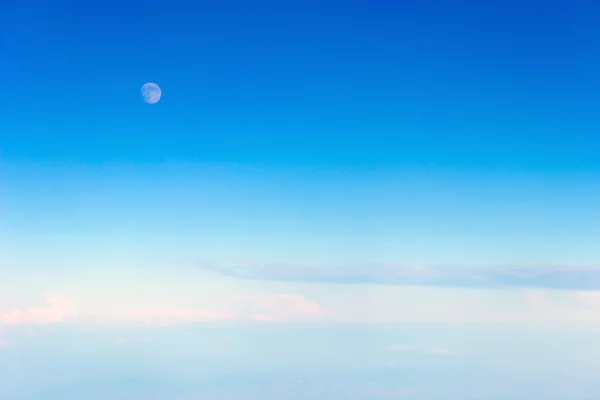 Lua no céu azul — Fotografia de Stock