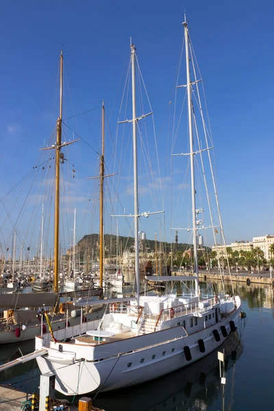 En segelbåt — Stockfoto