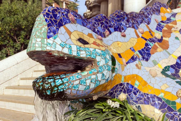 Park guell Barcelona içinde salamandra heykeli — Stok fotoğraf