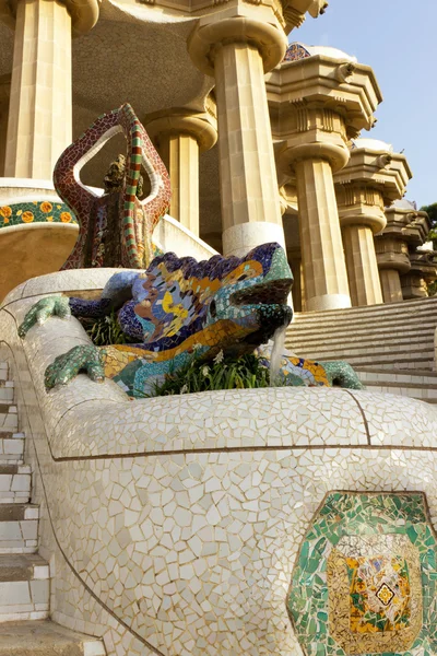 Parco Guell scultura a mosaico di una fontana del drago disegnata da Antonio Gaudi . — Foto Stock