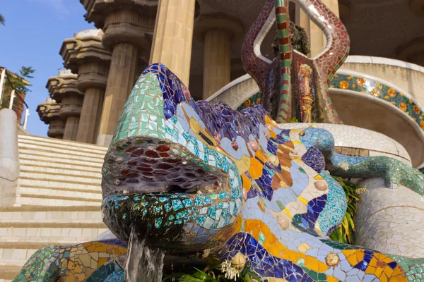 Salamandre mosaïque dans le parc Guell — Photo