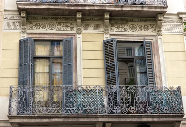 Вікна та балкони — стокове фото