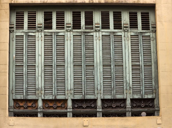 블라인드 오래 된 창 — 스톡 사진