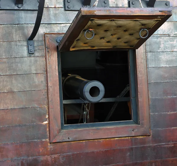 Пистолет в старом пиратском корабле — стоковое фото