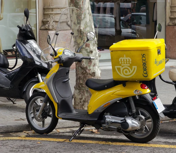 Post spain yellow scooter — Stock Photo, Image