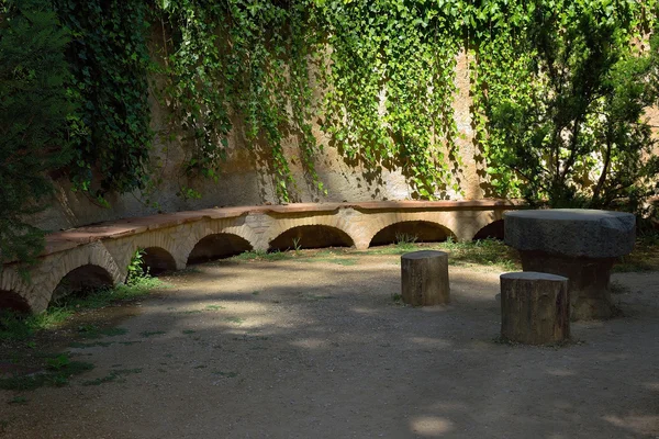 Lavička kámen. orientační bod Barcelona, Španělsko. — Stock fotografie
