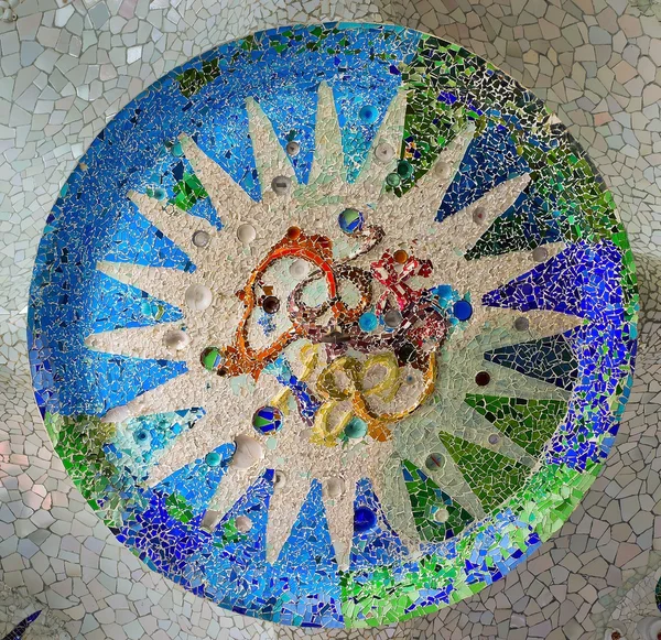 Mozaika ozdobny sufit słońce. gród Barcelona, Hiszpania. — Zdjęcie stockowe
