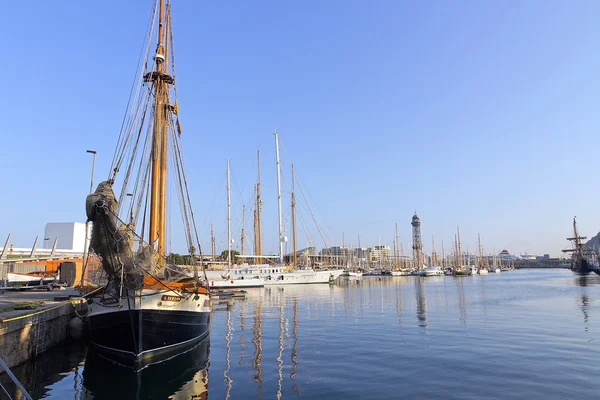 Un barco de vela. Monumento de Barcelona, España . —  Fotos de Stock