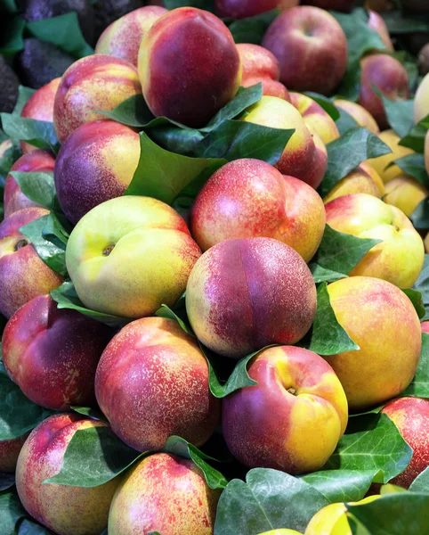 Pfirsiche auf dem Markt — Stockfoto