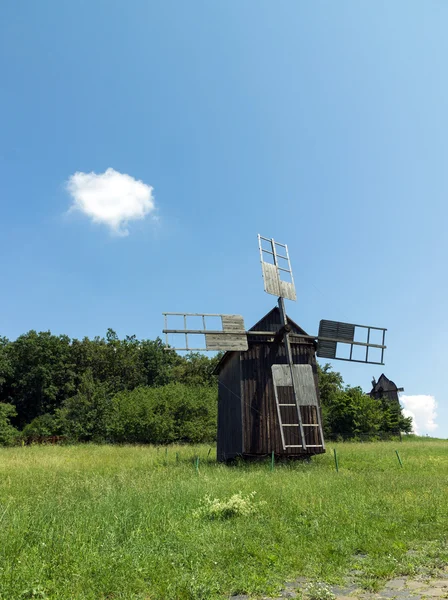 Vecchio mulino a vento in legno — Foto Stock