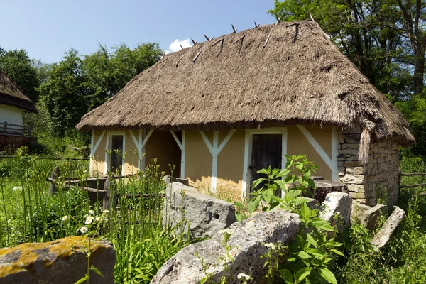 Landelijke houten oud huis — Stockfoto