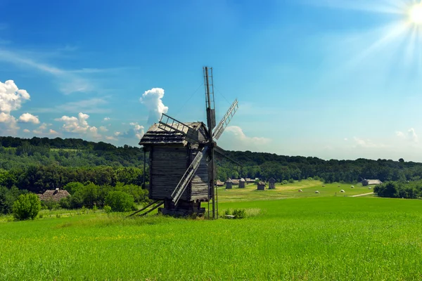 Mulini a vento vecchio paesaggio — Foto Stock