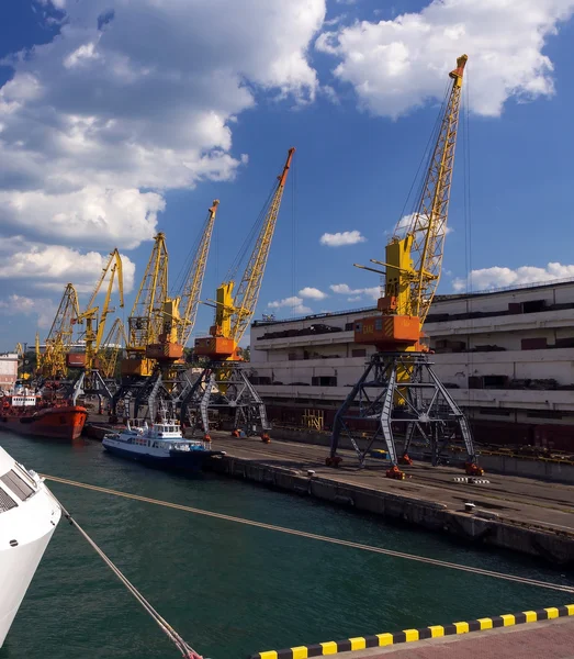 Frachthafen und Seetransporte. — Stockfoto