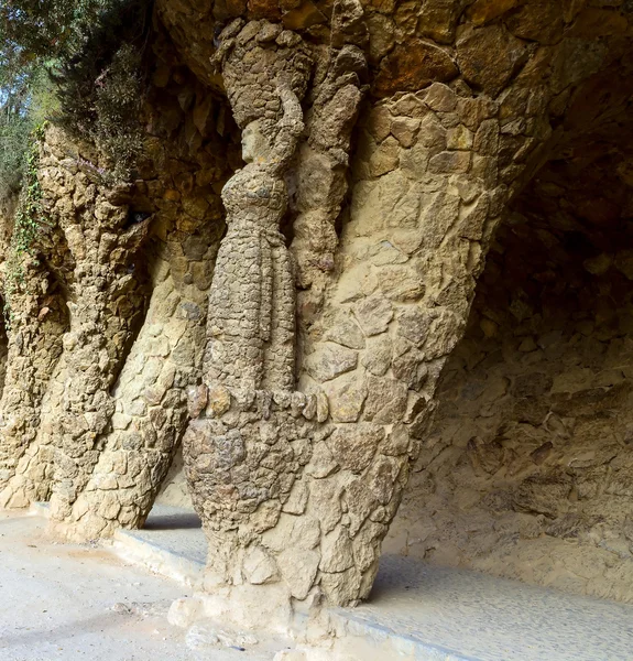 Kamienne kolumny w parku guell — Zdjęcie stockowe