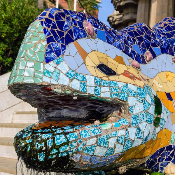 Hagedis in park guell in barcelona, Spanje. — Stockfoto