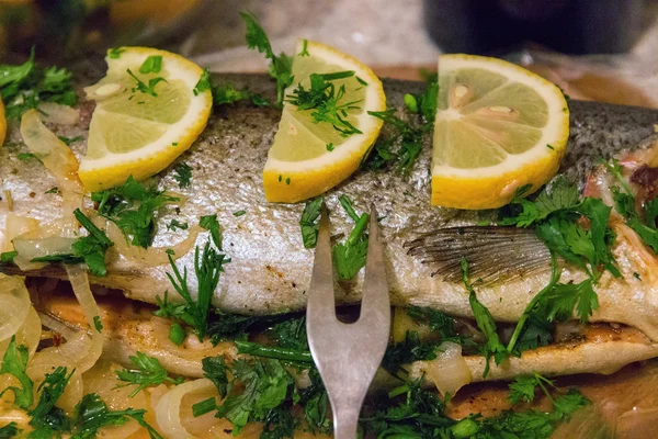 Trout with lemon — Stock Photo, Image